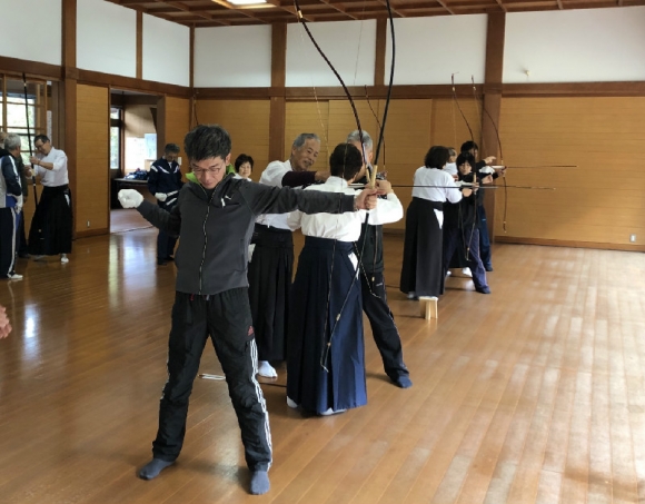弓道体験２　近い的に弓を引いて矢を射る。