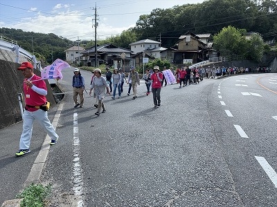 緩やかだけど長い坂道が続きます。