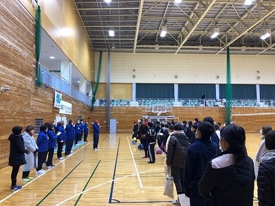 開会式。朝の冷たい空気が体育館にはりつめています。