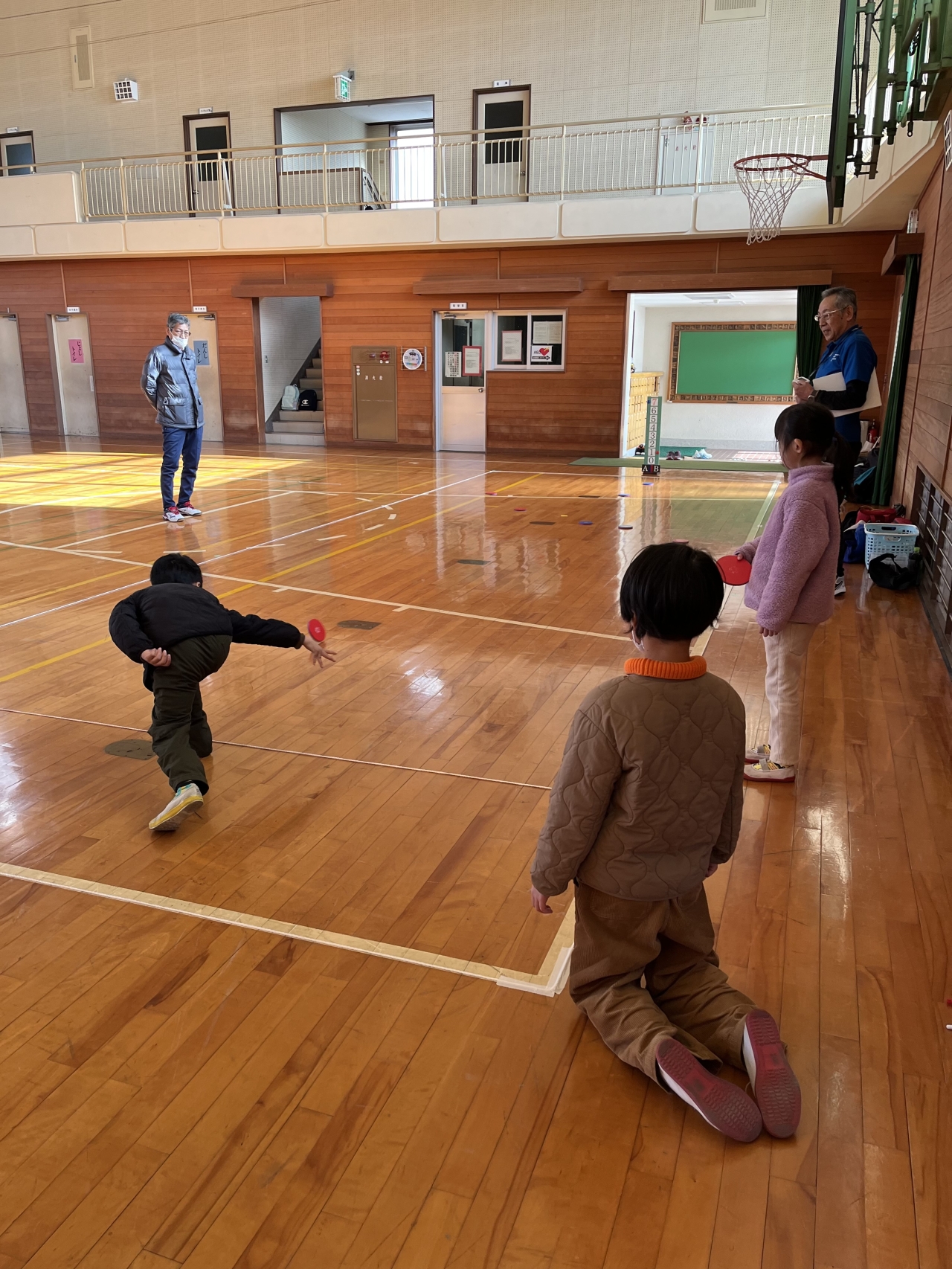 思い切りディスクを投げます