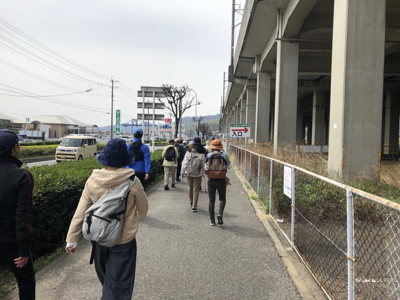 児島駅をスタートします。それぞれのペースで歩きます。