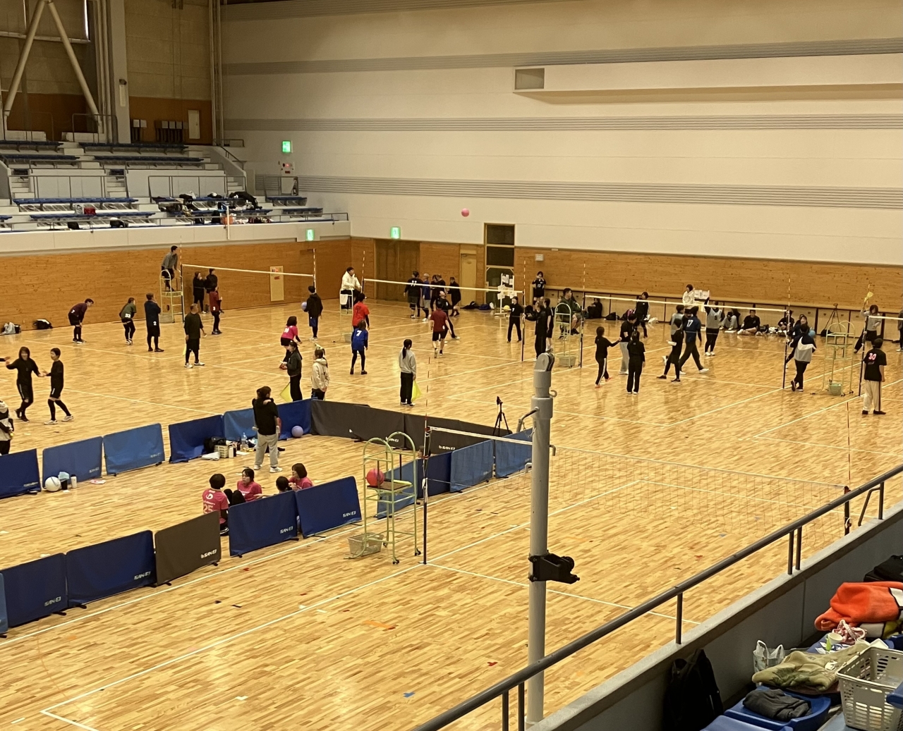 7コートを使って各チーム5試合の熱戦