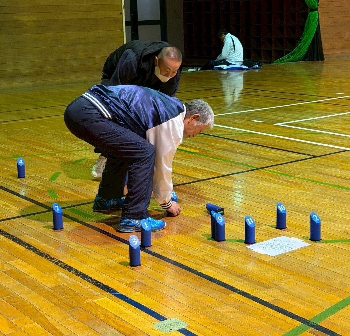 倒れたスキットルを起こす
