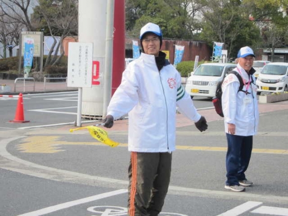 倉敷市役所交番前。ゴール直前での交通係。おかえり～と倉敷の推進委員さん。