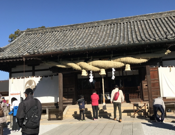 阿智神社　長い登り坂をやっと上って神社到着です