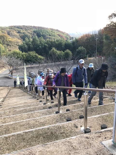 ふなおワイナリーの最後の階段。ちょっと登り坂で汗かきました。