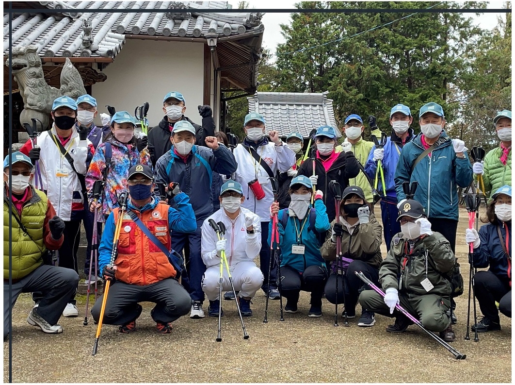 熊野神社にて「ノルディックウォークのポーズ」で集合写真