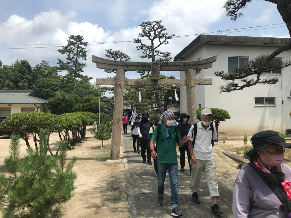 万寿小学校前の春日神社を出発。もう少しで倉敷駅です、みんな頑張れ！