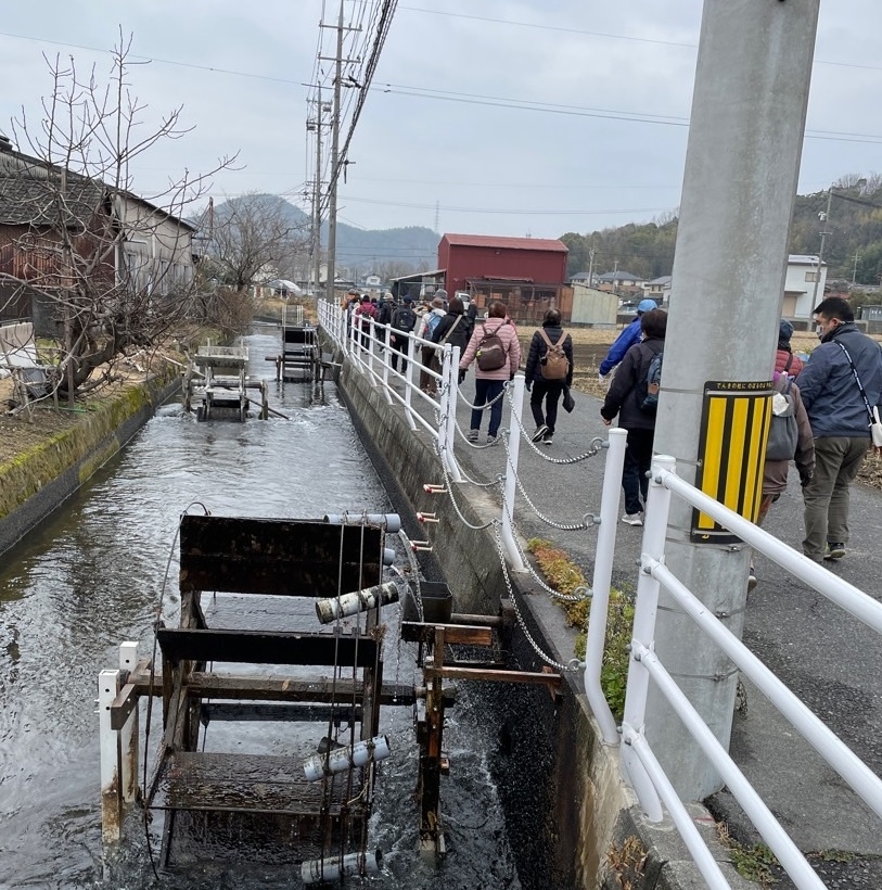 途中の用水路に多数の水車が回っていました