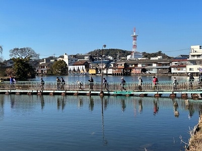 玉島名物「ドラム缶橋」を渡りました。