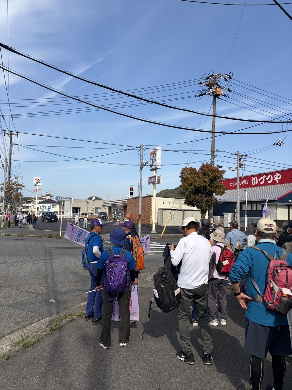 国道430号線沿いを歩いて行きます