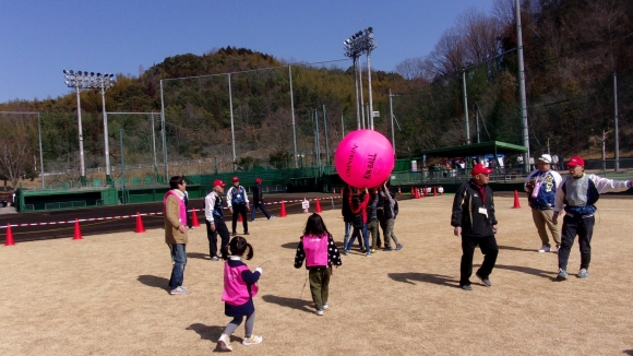 キンボールの体験。スポーツ推進委員のルール説明のあと競技開始です。