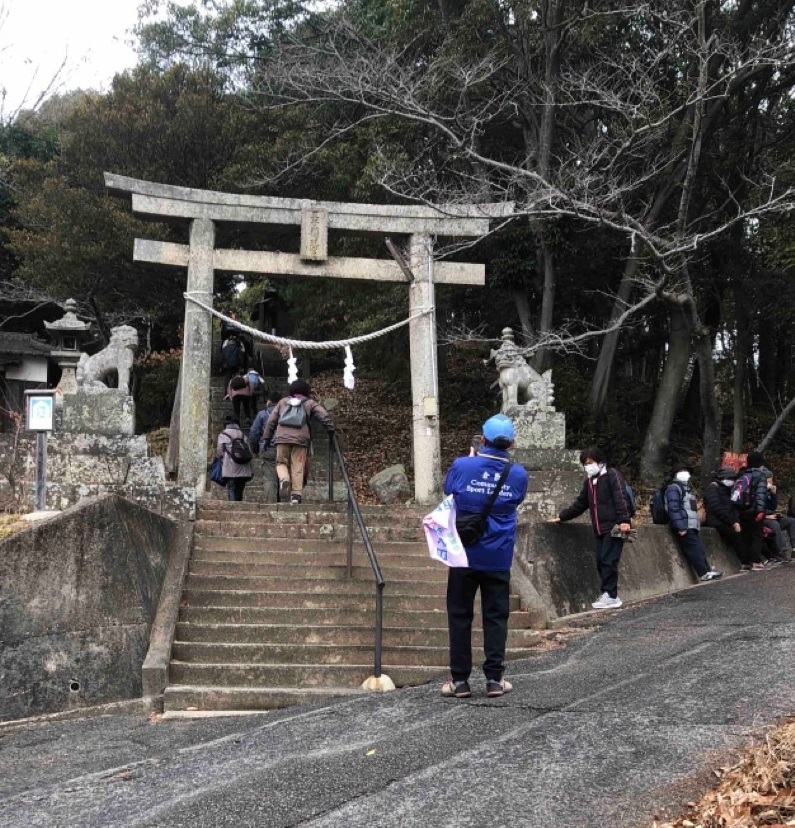 青江神社ですが会談が100段あるので下で待つ人もいました