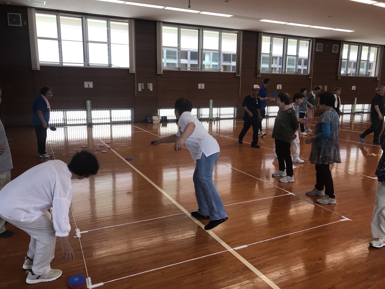 上手くディスクを投げています