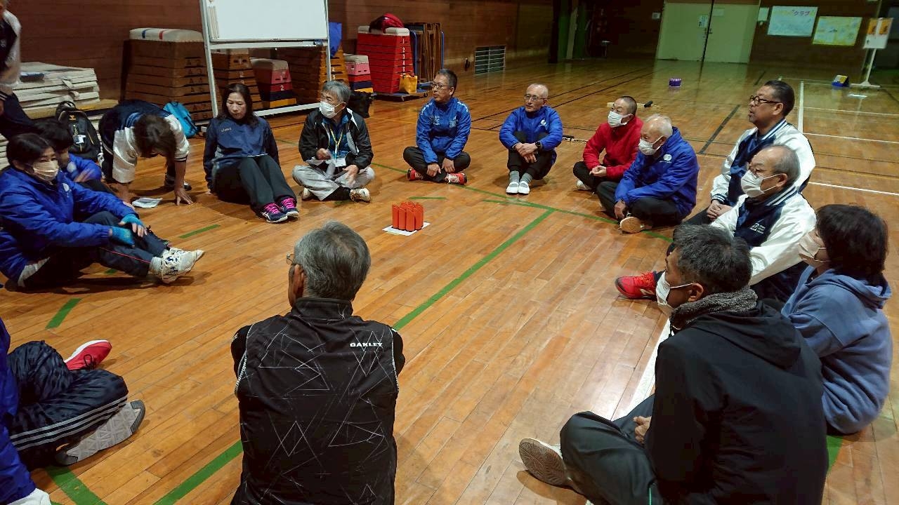 試合後、ルールや指導上の注意点を確認中