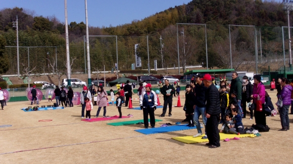 スリッパ飛ばし。例年人気のコーナーですが、今年も多くの方が並ばれています。