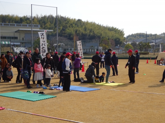 毎年大人気の「スリッパとばし」！今年の最高記録は・・・　小学2年生まで男子13ｍ女子9ｍ,小学3年~6年生男子15ｍ女子12ｍ,中学生以上男子17ｍ女子15ｍでした！みんな凄い！