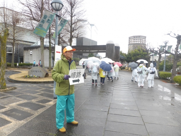 働く荒川地区会長！皆さんは傘なのに傘無しです！