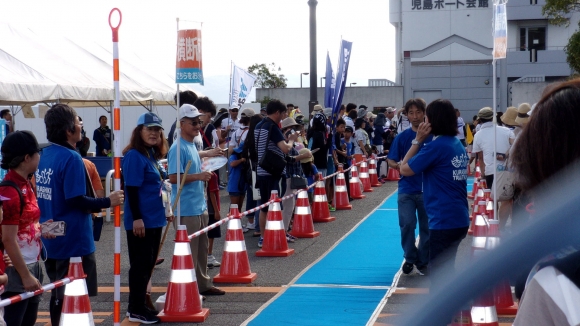 選手誘導係の活動風景。写真右側に写っているのは伊藤市長です。