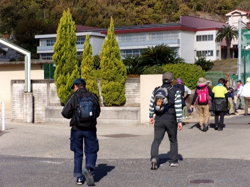 休憩場所にお借りした琴浦中学校に到着。