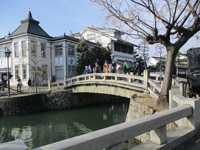 美観地区　中橋　和服姿の女性も