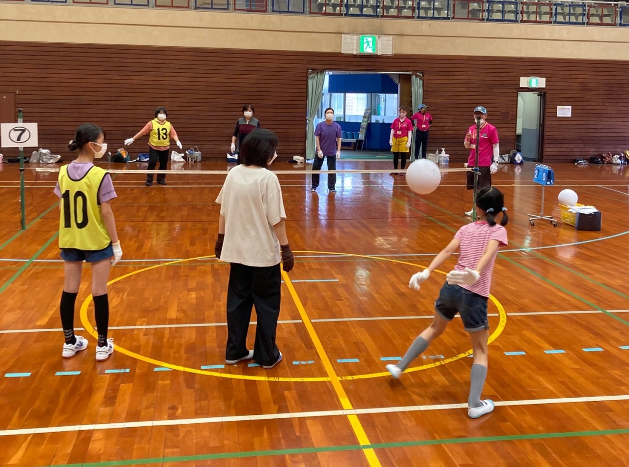 鳥取県発祥「バウンスボール」　やってみると想像以上にハードでした