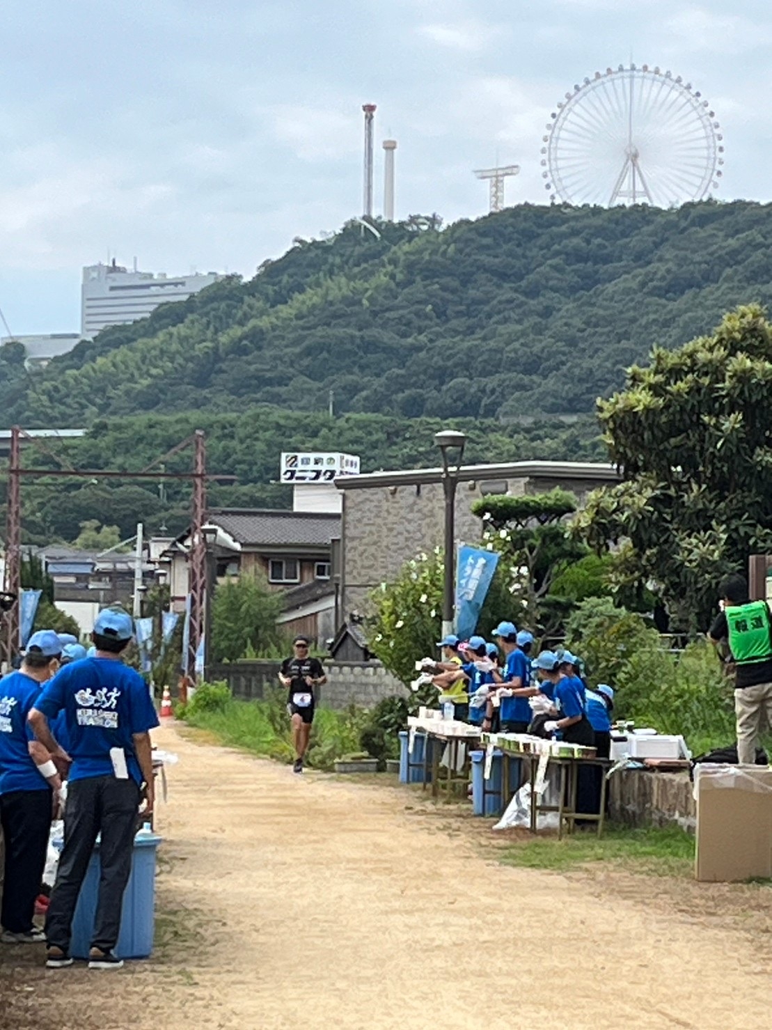 たくさんのボランティアスタッフが、元気に声をかけ、拍手をおくります！