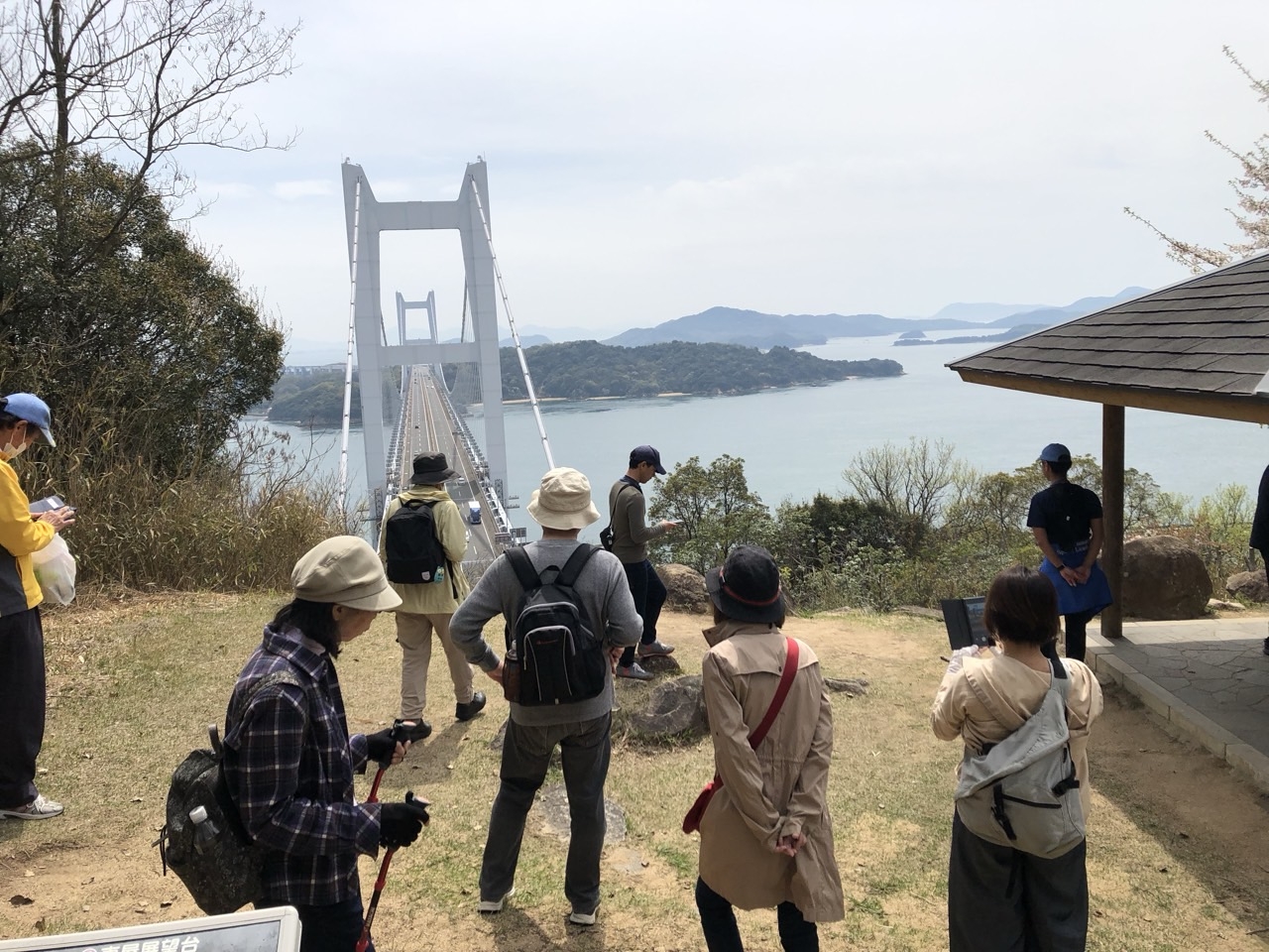 東屋展望台での休憩の様子。