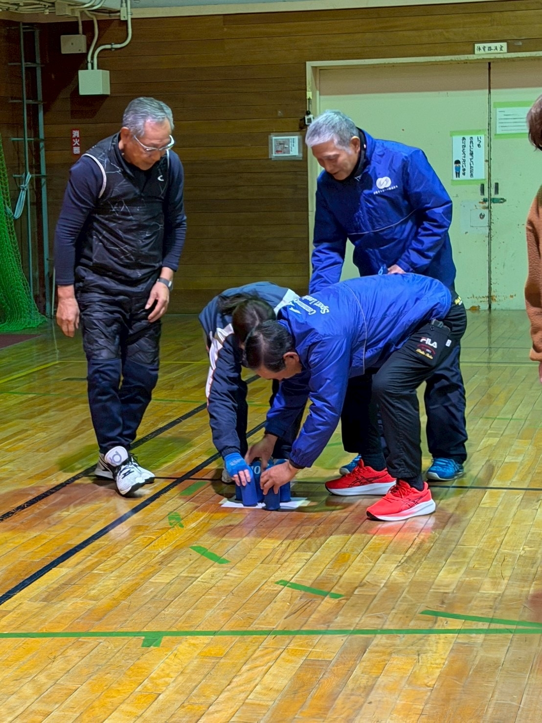 倒れたスキットルを起こします