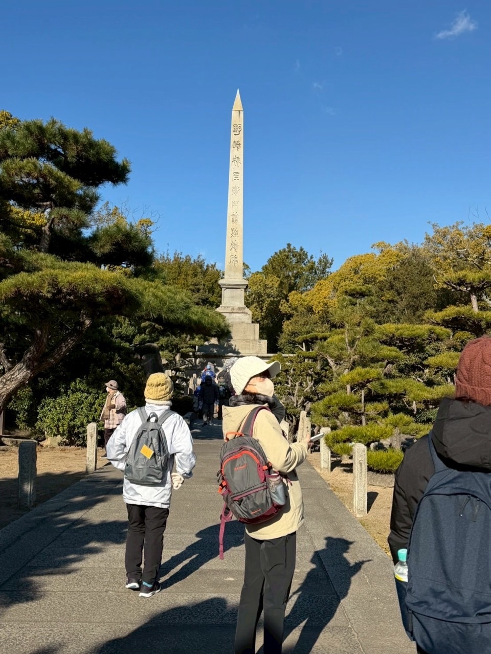 野崎家の記念碑で小休止です