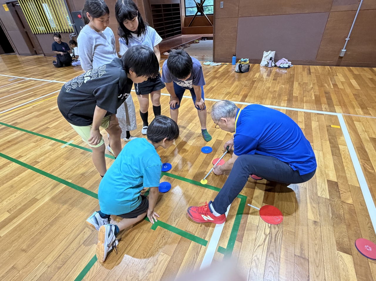 どちらがポイントに近いか計測中