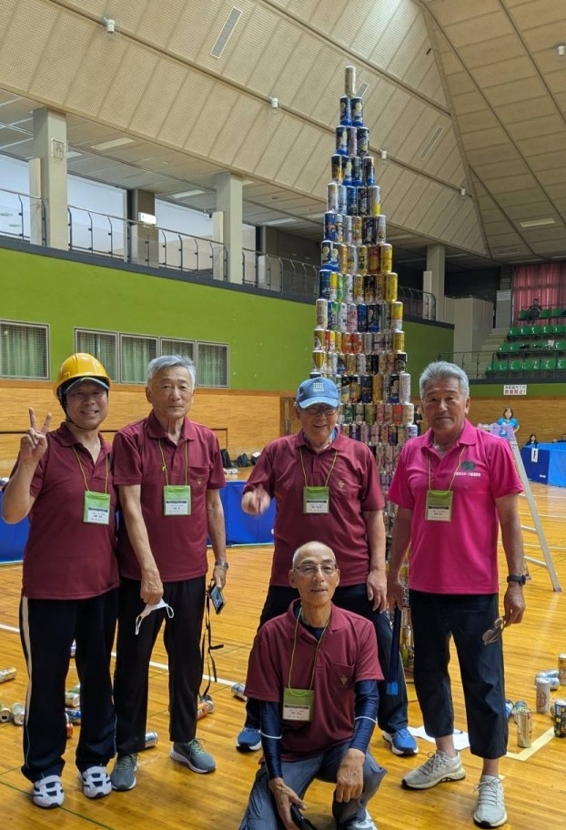 空き缶積み上げ１位となったチームの皆さん