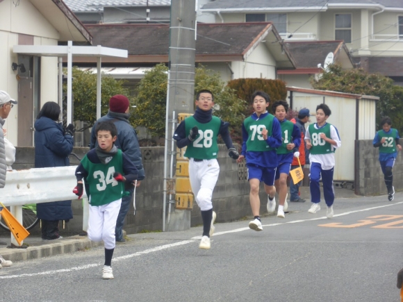 庄の街中を一般男子、激走中！いやぁ早かった