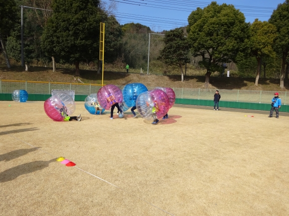 「バブルサッカー」ぶつかっても痛くないので,ボールを追いかけてしっかり走ってます(^^;　ぶつかってる(^^？