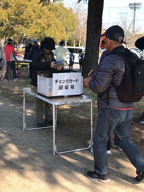 ゴール到着。今年最後の歩く日なのでチェックカードを回収です。