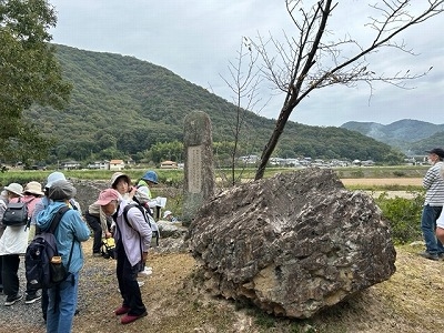 吉備真備公が中秋の名月の時に琴を弾いたという「琴弾岩」