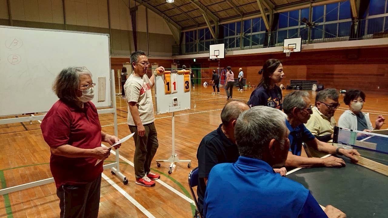 得点係とサーブの順番を知らせます