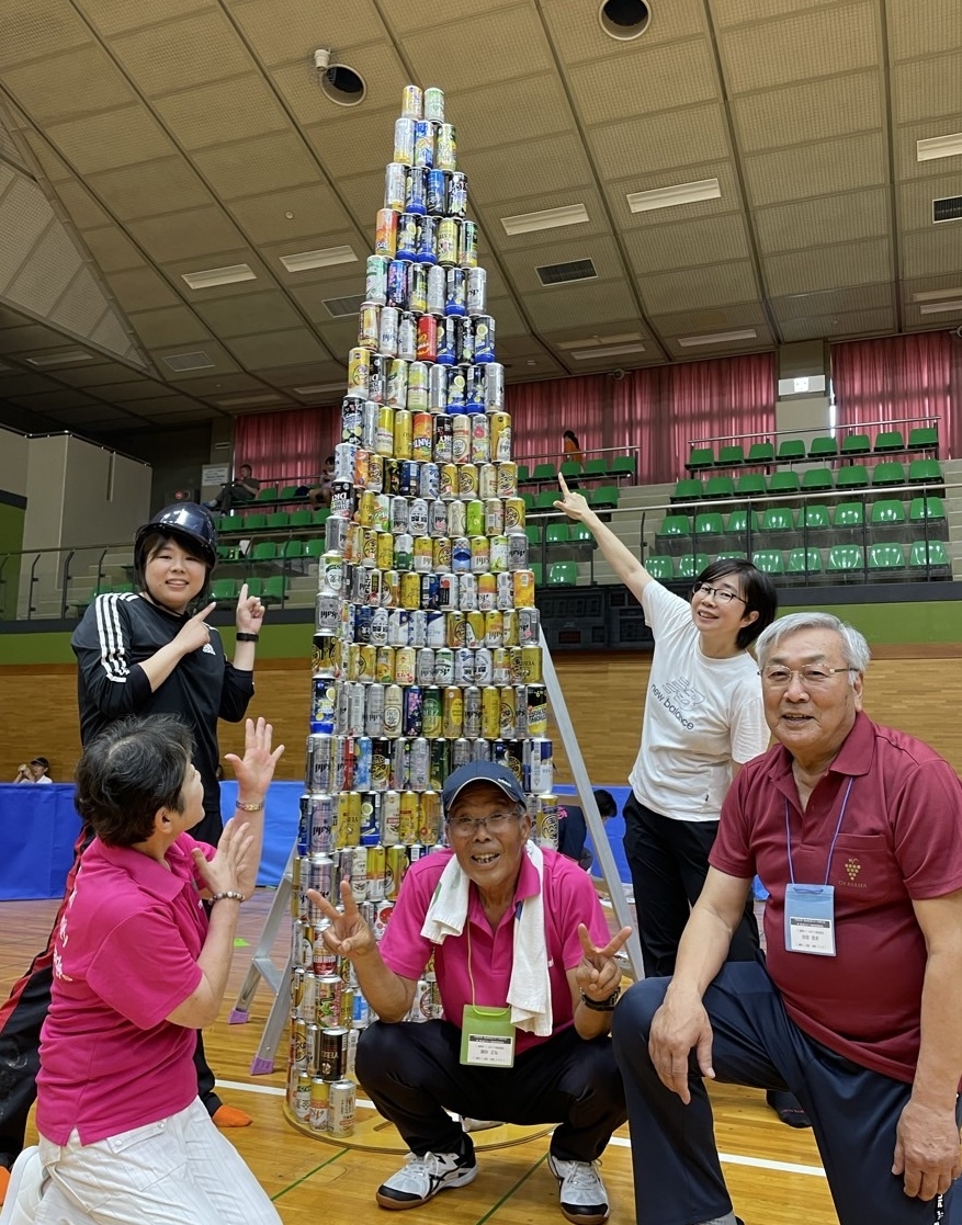 空き缶積み上げ惜しくも３位となったチームの皆さん