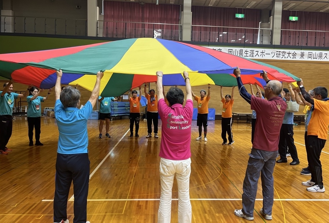 パラシュットを実際に体験しているところ